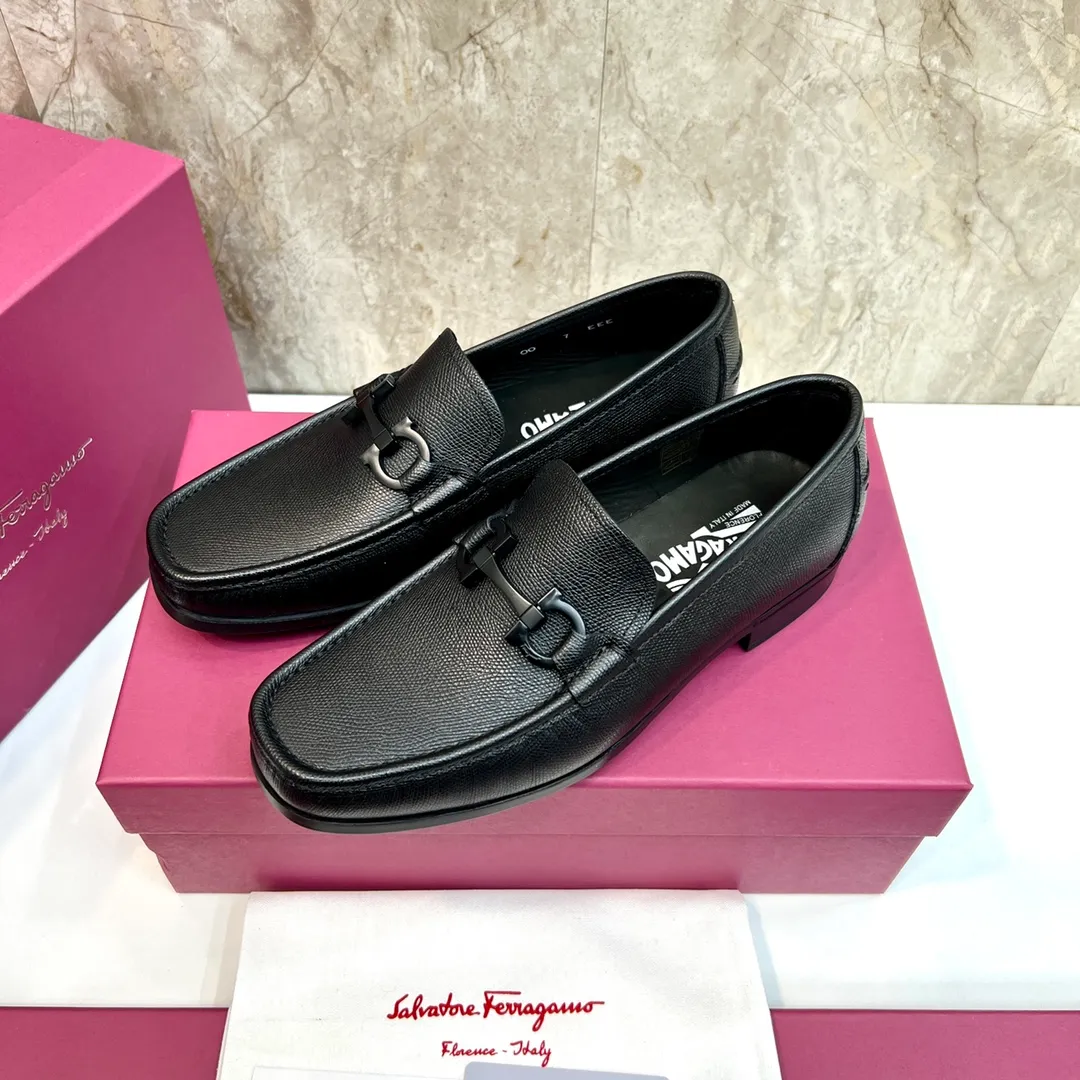 Original quality P780 Brand: Ferragamo Standard size: Men's size 39–44 (38.45 can be customized) Grade: Same style as the official website High-quality men's shoes Material: Customized first-layer calfskin with water-dyed cowhide lining Cowhide tiptoe Original non-slip and wear-resistant rubber outsole Style category: Men's formal business leather shoes are young and fashionable European and American trends British style Casual matching and comfortable feet Color: actual picture